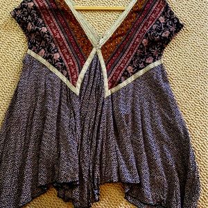 Beautiful top can be worn over something in the fall/winter. So S.